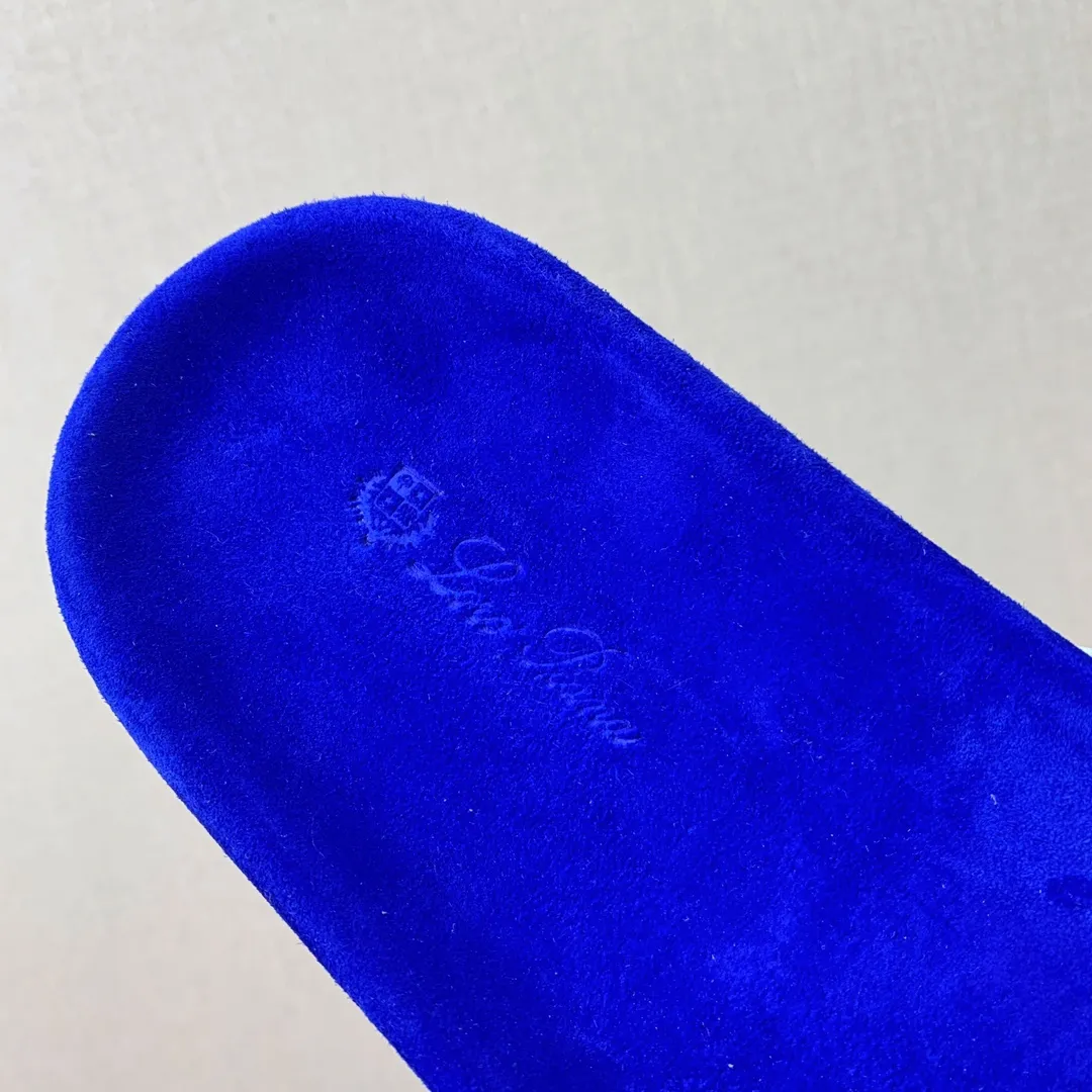 【LP】P:600💰 Size: 39-46 (45.46 can be customized) 【Loro Piana】LP men's slippers. Italian top cashmere is retro, elegant, low-key and luxurious. Both fashionable and practical, the leather is still of the highest quality in the entire network. The upper is silky and smooth. Wear-resistant and highly elastic beef tendon bottom. .